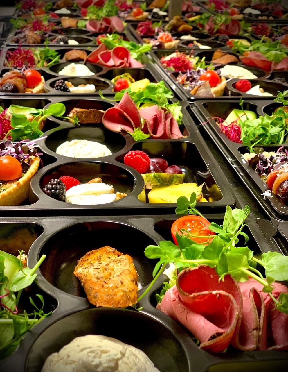 Koldtbord og salater – klar til servering