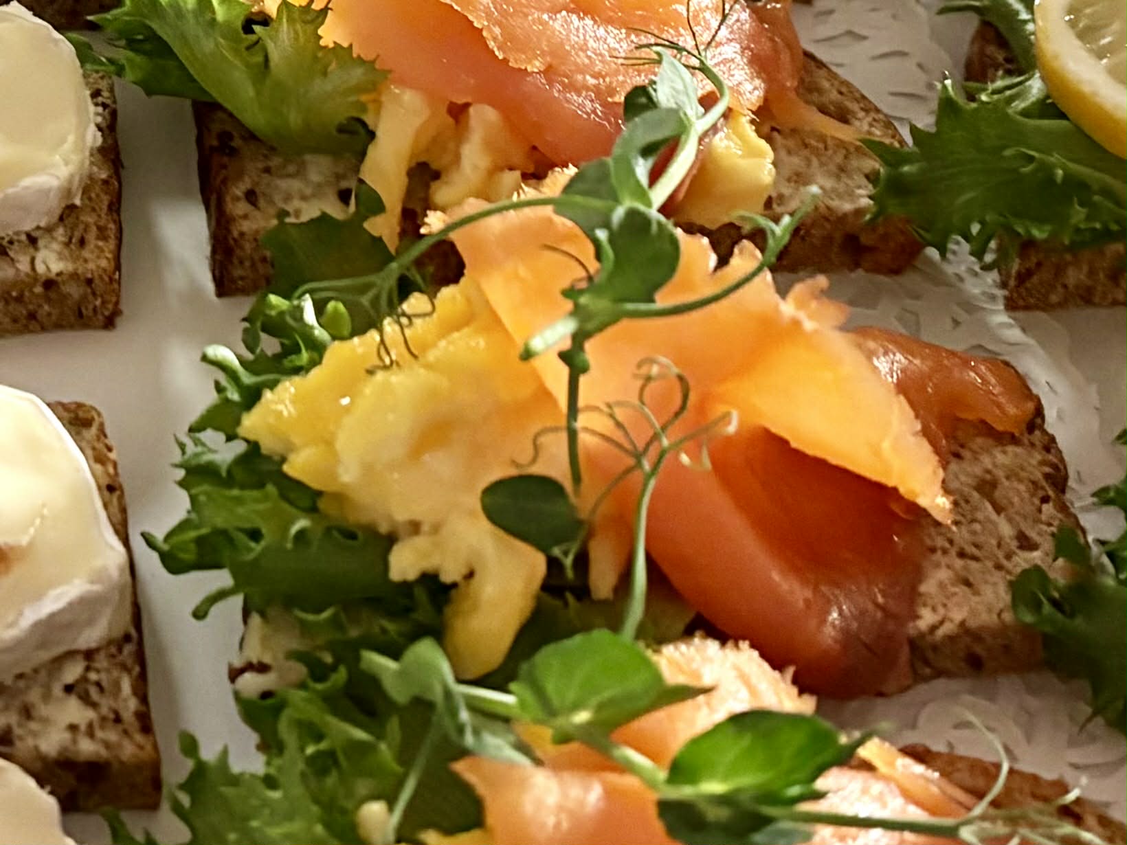 Snitt med røket laks og eggerøre